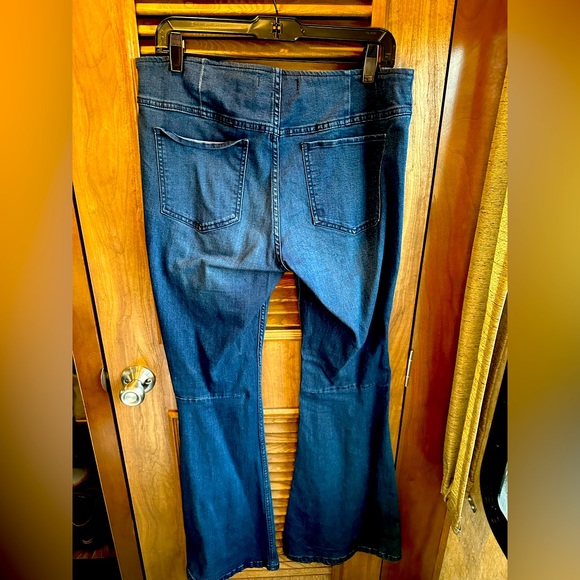 Free People Gummy Flared Leg Mid Rise Pull On Stretch Jeans - Picture 6 of 8